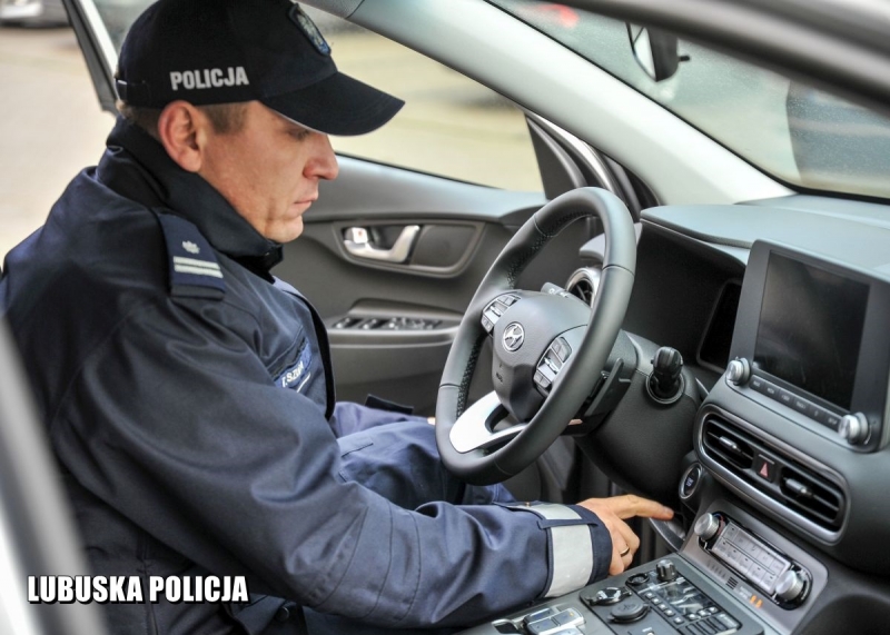 10/12 Policjanci z Gorzowa dostali elektryczny radiowóz