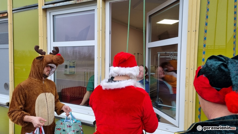 3/29 Mikołaj z Elfem rozdali prezenty dzieciom Zjechali na linie z dachu szpitala