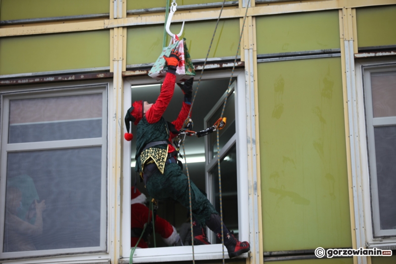 15/29 Mikołaj z Elfem rozdali prezenty dzieciom Zjechali na linie z dachu szpitala