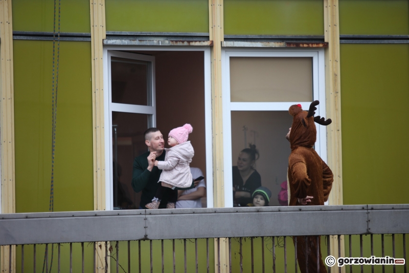 23/29 Mikołaj z Elfem rozdali prezenty dzieciom Zjechali na linie z dachu szpitala