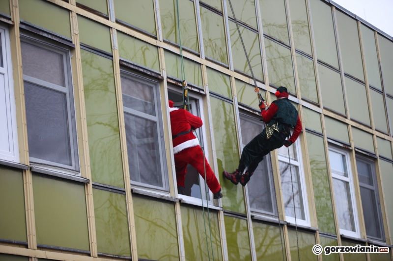 29/29 Mikołaj z Elfem rozdali prezenty dzieciom Zjechali na linie z dachu szpitala