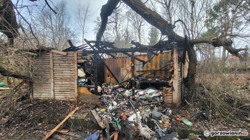 3/24 Prowizoryczny kontener, w którym mieszkają bezdomni