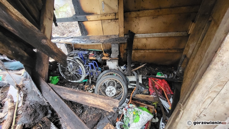 4/24 Prowizoryczny kontener, w którym mieszkają bezdomni