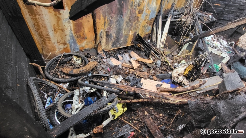 5/24 Prowizoryczny kontener, w którym mieszkają bezdomni