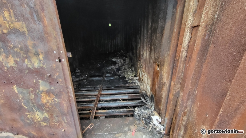 6/24 Prowizoryczny kontener, w którym mieszkają bezdomni