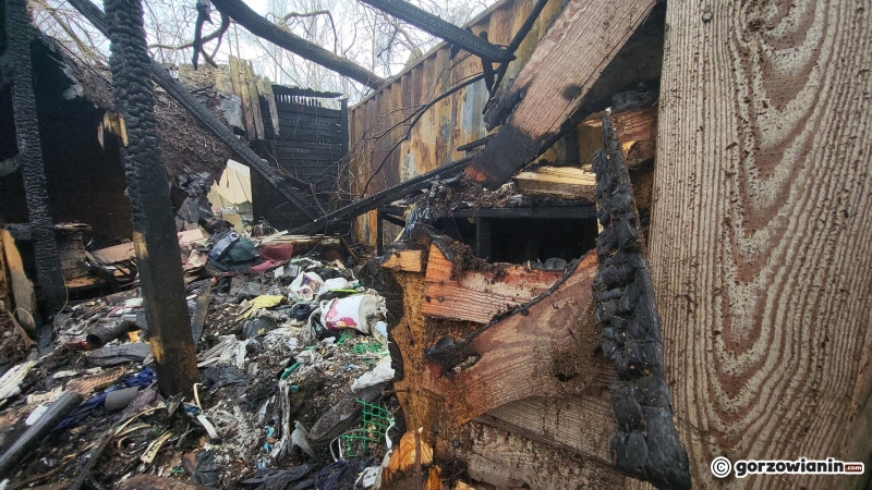 10/24 Prowizoryczny kontener, w którym mieszkają bezdomni