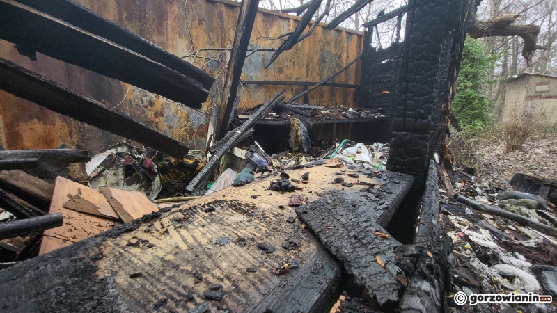 11/24 Prowizoryczny kontener, w którym mieszkają bezdomni