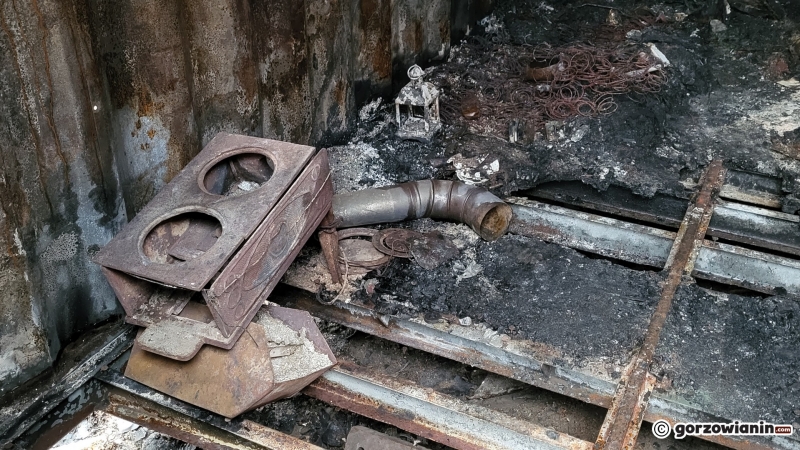 13/24 Prowizoryczny kontener, w którym mieszkają bezdomni