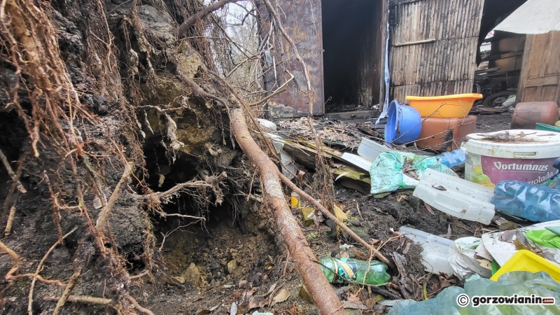 14/24 Prowizoryczny kontener, w którym mieszkają bezdomni