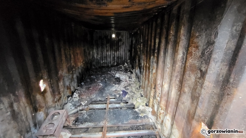 16/24 Prowizoryczny kontener, w którym mieszkają bezdomni