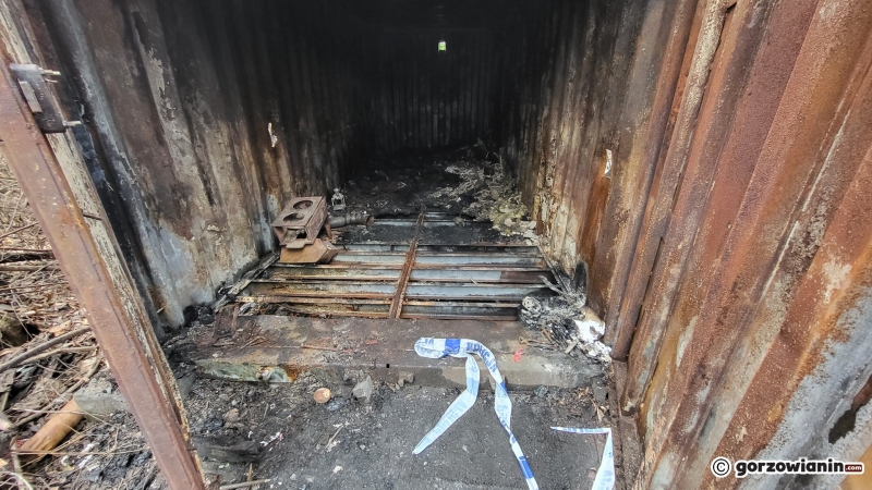 17/24 Prowizoryczny kontener, w którym mieszkają bezdomni