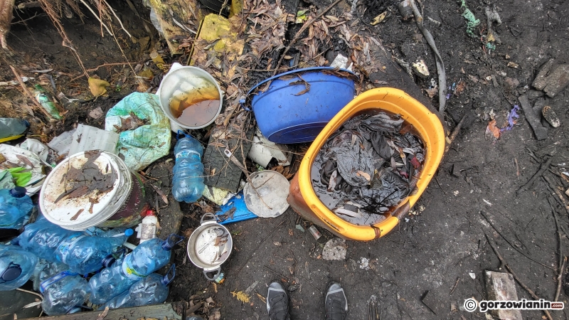 18/24 Prowizoryczny kontener, w którym mieszkają bezdomni