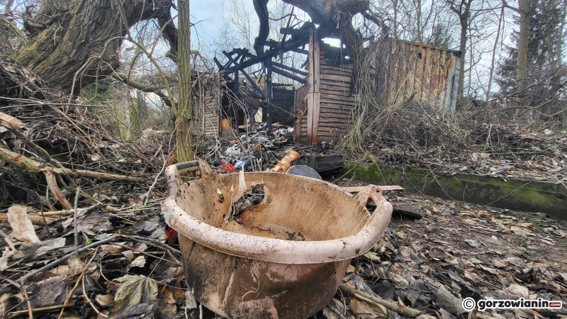 20/24 Prowizoryczny kontener, w którym mieszkają bezdomni