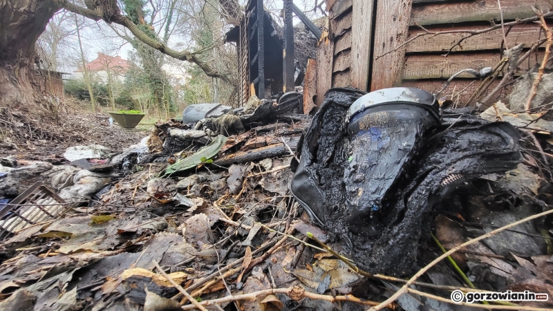 21/24 Prowizoryczny kontener, w którym mieszkają bezdomni