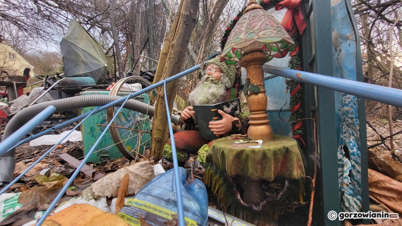 23/24 Prowizoryczny kontener, w którym mieszkają bezdomni