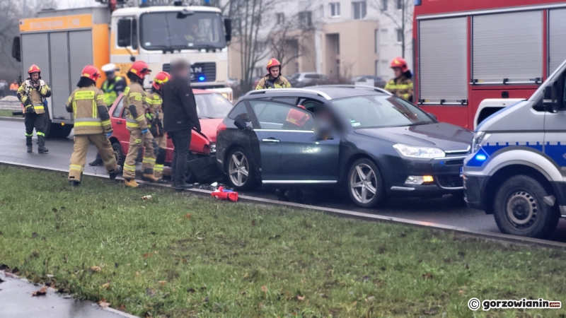 4/5 Zderzenie fiata i citroena przy ul. Walczaka w Gorzowie