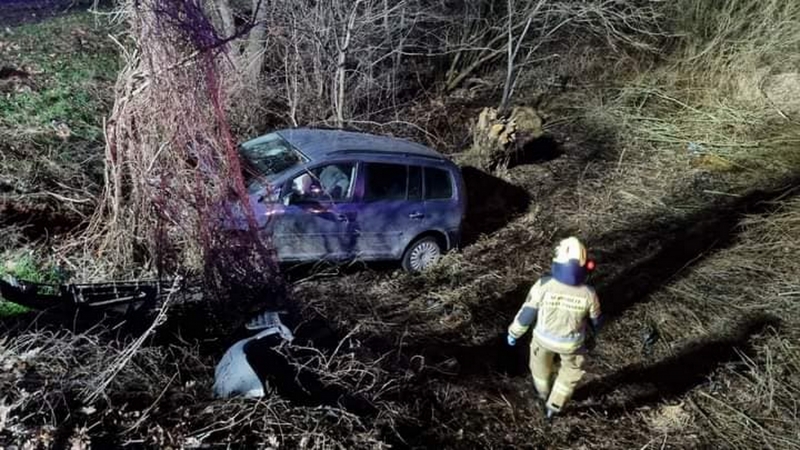 1/6 Wypadek w Baranowicach. Pijany kierowca uderzył autem w drzewo