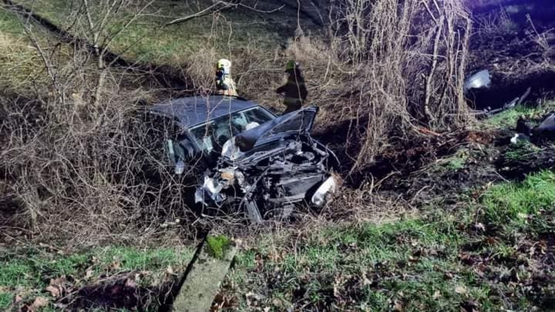 2/6 Wypadek w Baranowicach. Pijany kierowca uderzył autem w drzewo