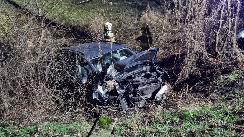 4/6 Wypadek w Baranowicach. Pijany kierowca uderzył autem w drzewo