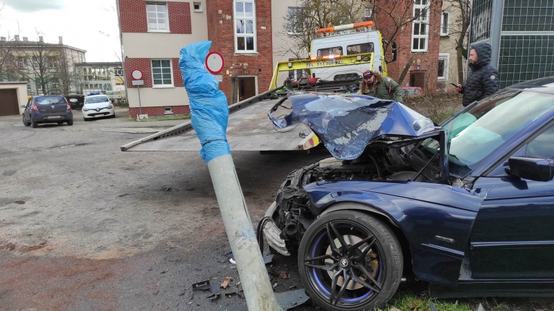 1/5 Kierujący BMW rozbił auto o latarnię przy Al. Konstytucji 3 Maja