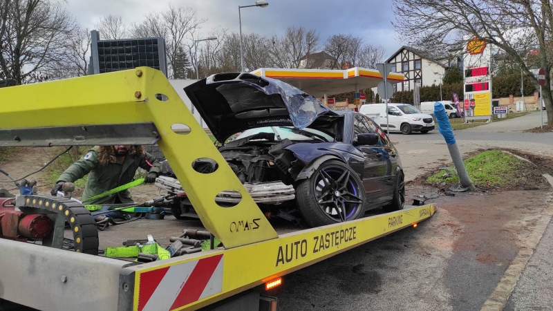 2/5 Kierujący BMW rozbił auto o latarnię przy Al. Konstytucji 3 Maja