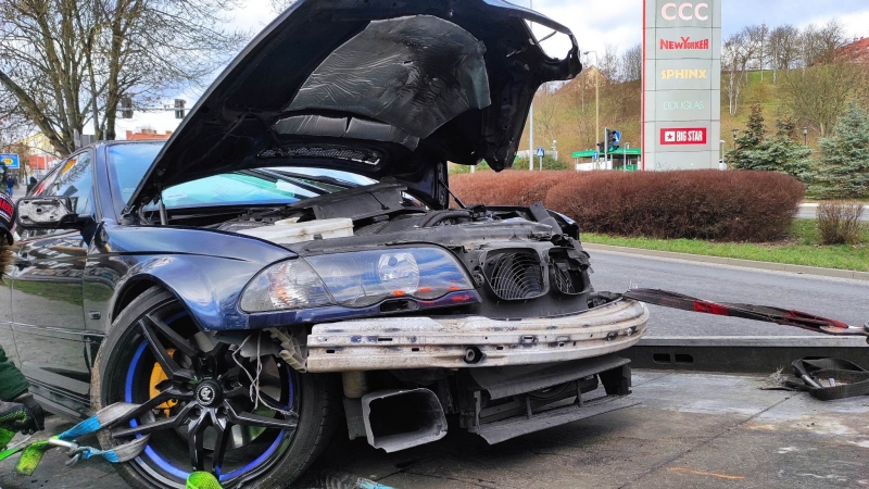 3/5 Kierujący BMW rozbił auto o latarnię przy Al. Konstytucji 3 Maja