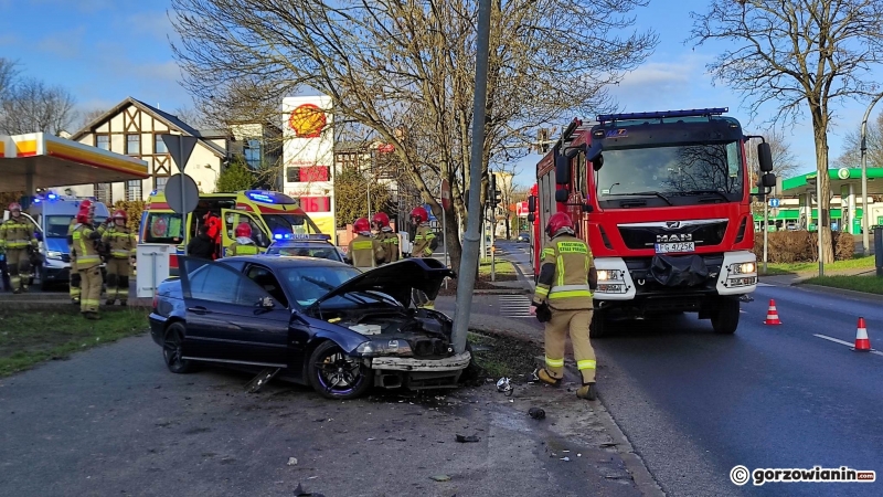 5/5 Kierujący BMW rozbił auto o latarnię przy Al. Konstytucji 3 Maja