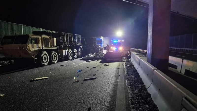 8/9 Kamper roztrzaskał się o ciężarówkę sił zbrojnych USA na S3