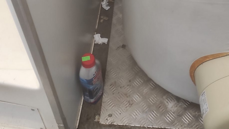 3/5 Zdewastowany kontener sanitarny Mariny Santok