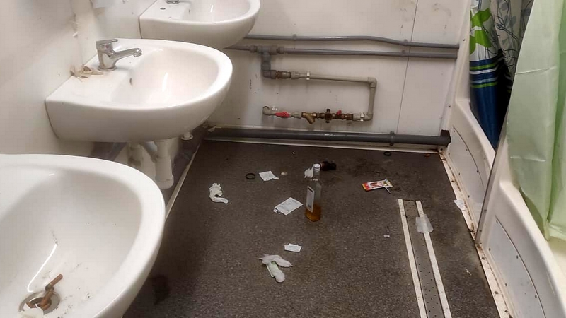 4/5 Zdewastowany kontener sanitarny Mariny Santok