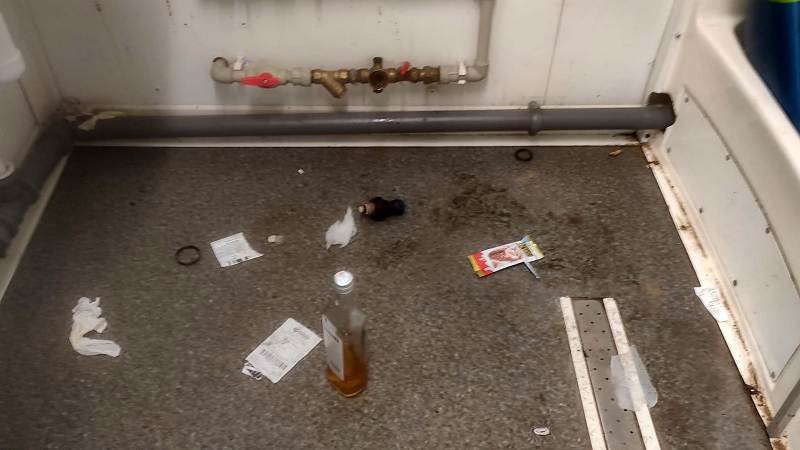 5/5 Zdewastowany kontener sanitarny Mariny Santok