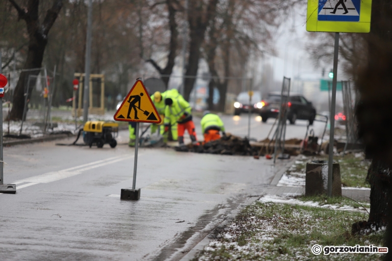 4/6 Kierowcy omijają po chodniku i ścieżce rowerowej zamknięty fragment ul. Piłsudskiego