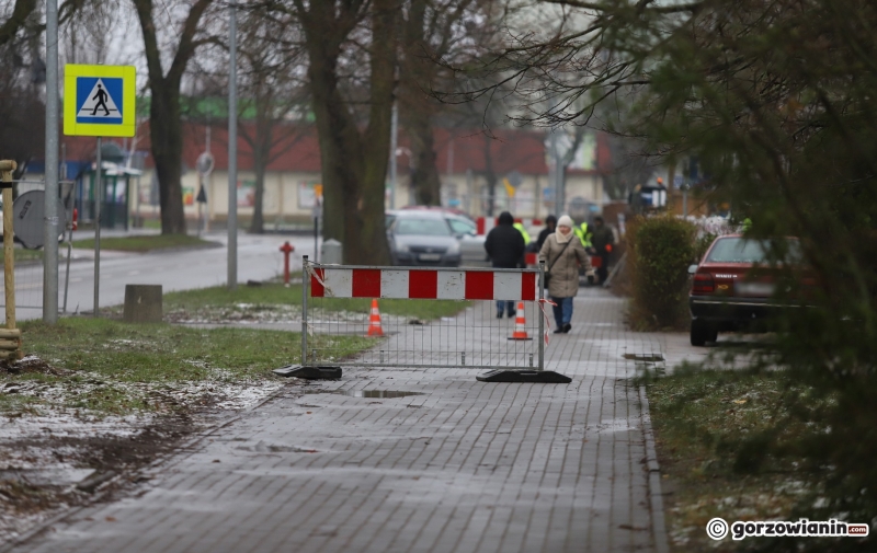 5/6 Kierowcy omijają po chodniku i ścieżce rowerowej zamknięty fragment ul. Piłsudskiego