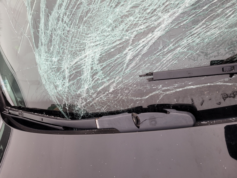 7/10 Tafla lodu spadła z ciężarówki. Zniszczone zostało BMW