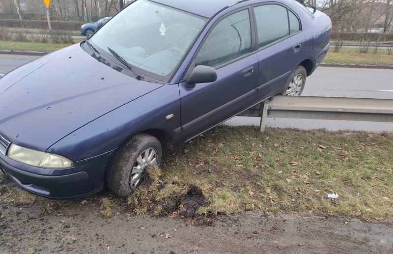 1/5 Mitsubishi zawisło na barierkach w Gorzowie