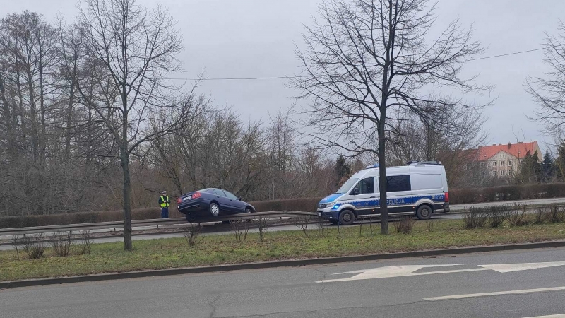 3/5 Mitsubishi zawisło na barierkach w Gorzowie