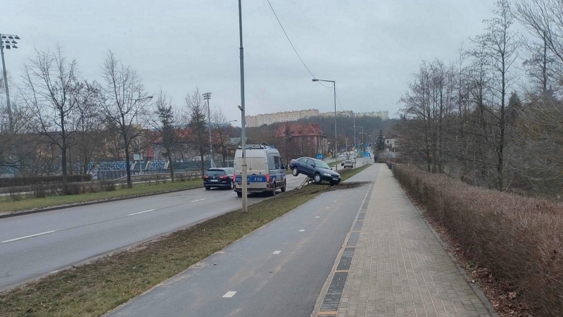 4/5 Mitsubishi zawisło na barierkach w Gorzowie