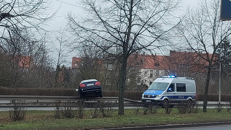 5/5 Mitsubishi zawisło na barierkach w Gorzowie