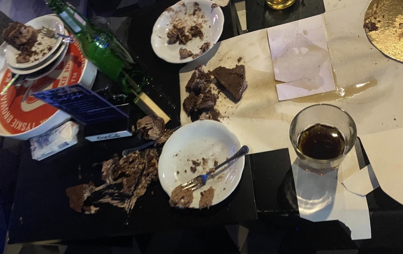 3/4 Bałagan zostawiony przez klientów w Bowling City