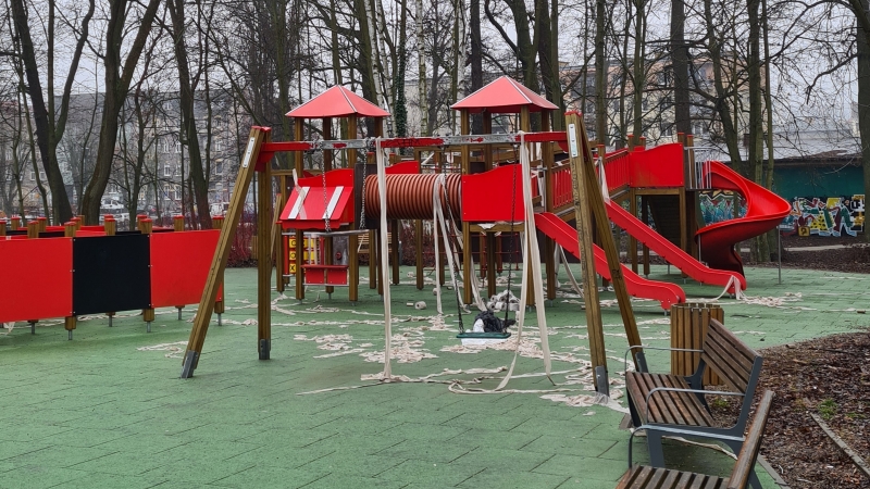 3/8 Plac zabaw nad Kłodawką obrzucony papierem toaletowym