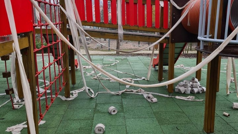 5/8 Plac zabaw nad Kłodawką obrzucony papierem toaletowym