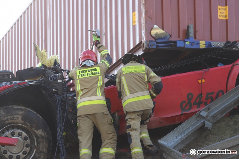 4/14 Kierowca ciężarówki wjechał w pojazd obsługi S3 koło Gorzowa