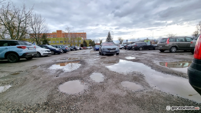 6/7 Dziurawy parking przy szpitalu na Dekerta w Gorzowie