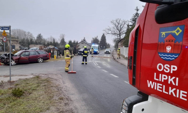 2/8 Czołowe zderzenie mercedesa i volkswagena w Starym Polichnie