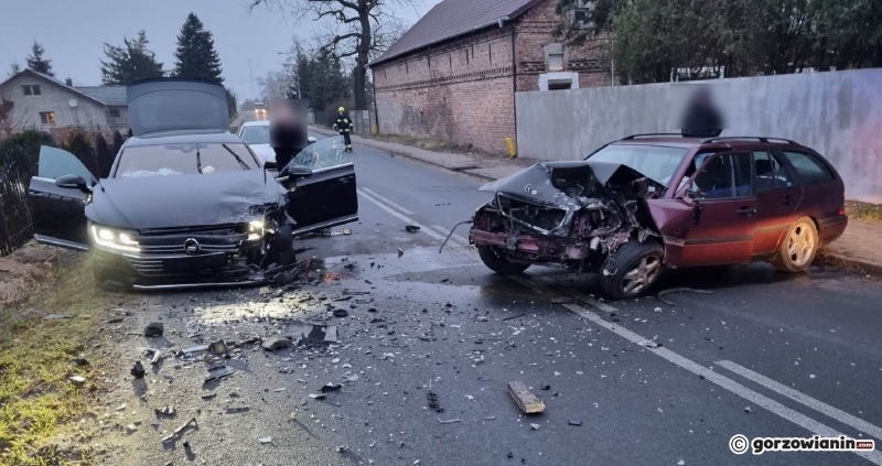 8/8 Czołowe zderzenie mercedesa i volkswagena w Starym Polichnie