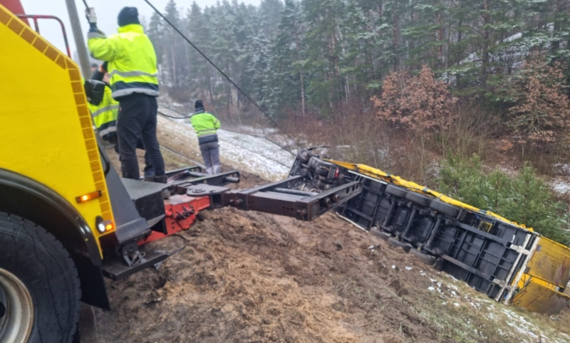 4/7 Akcja wyciągania ciężarówki, która spadła ze skarpy na S3
