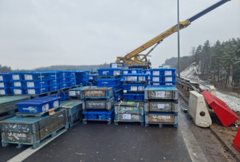 6/7 Akcja wyciągania ciężarówki, która spadła ze skarpy na S3