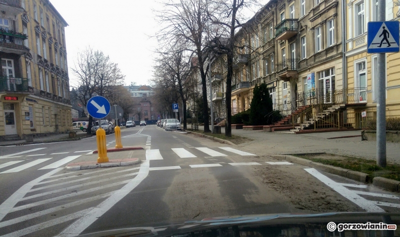 4/9 Piach na jezdni przy ul. Borowskiego. Pomimo tego malowali oznakowanie