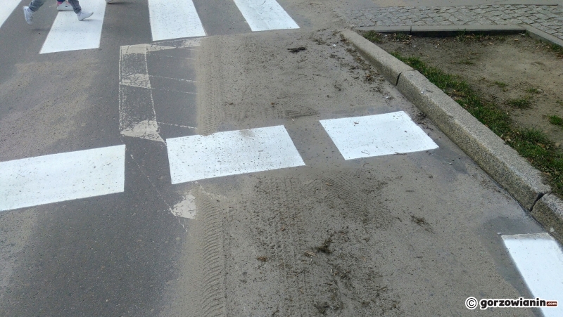 7/9 Piach na jezdni przy ul. Borowskiego. Pomimo tego malowali oznakowanie