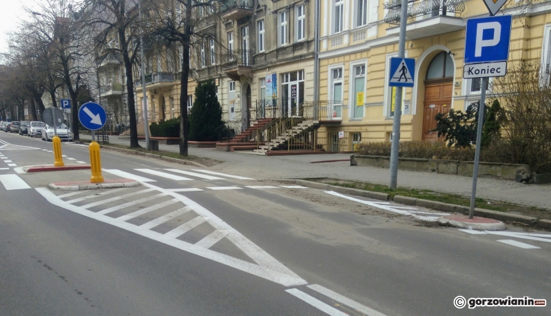 8/9 Piach na jezdni przy ul. Borowskiego. Pomimo tego malowali oznakowanie